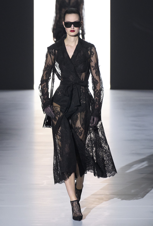 رمزية قماش الدانتيل بين القوة والهشاشة.. وبين الأنوثة والعصرية 