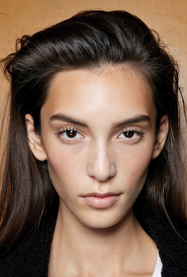 من ميلانو إلى نيويورك ...إليك الصيحات الجمالية الملهمة لخريف وشتاء 2023-2024