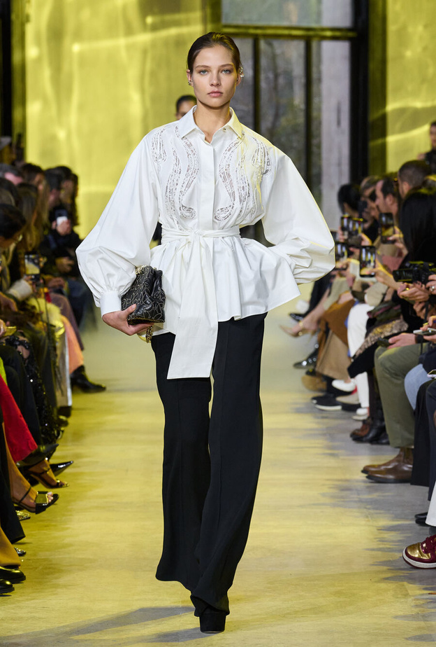 موضة القميص الأبيض والمحدد بالحزام