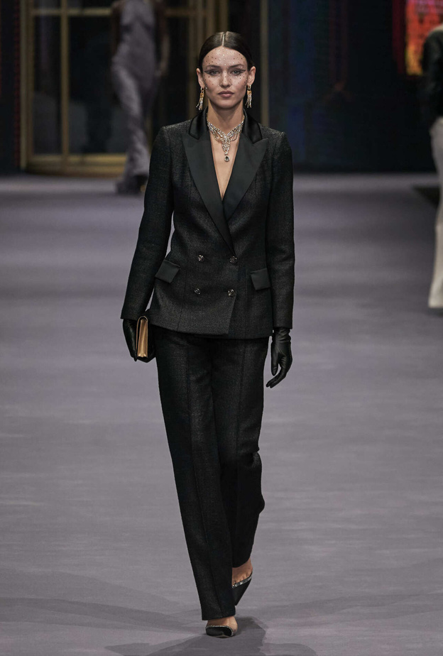 الأناقة والبساطة عنوانا إطلالة المرأة العاملة هذا الخريف