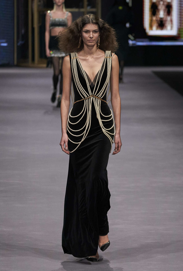 اللؤلؤ يندثر من كل مكان في عالم الموضة مع الملابس والأكسسوارات 