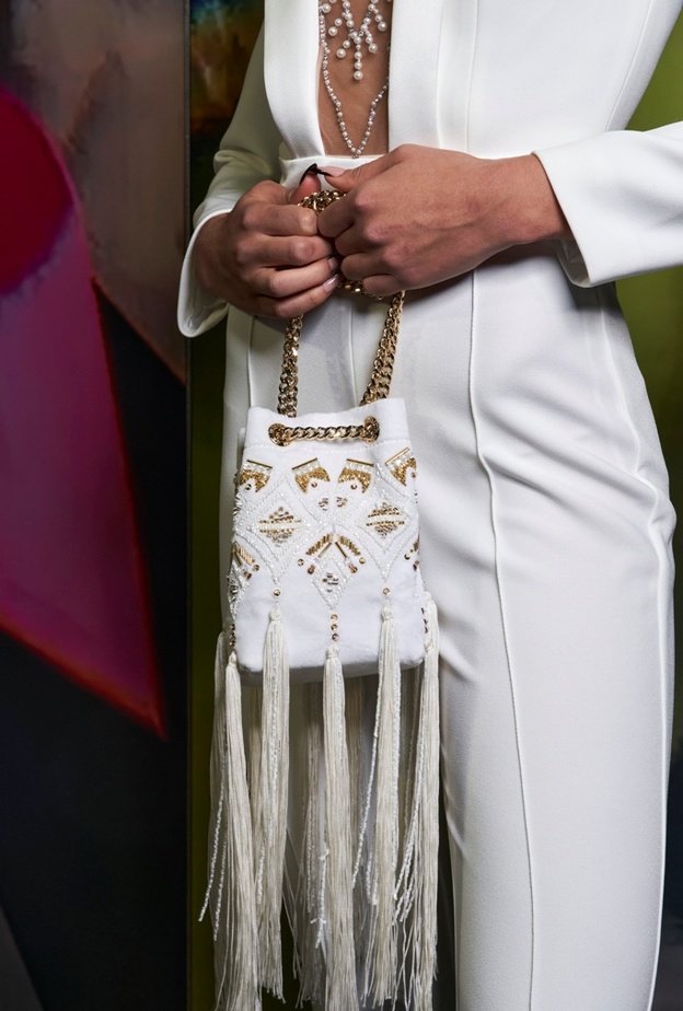 حقائب بسلاسل معدنية.. هذه أبرز اختياراتنا لك عبر "هي"