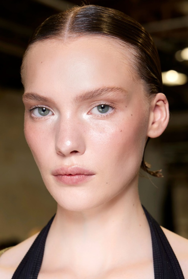 الإفراط في غسل الوجه... هل هو ضارّ؟