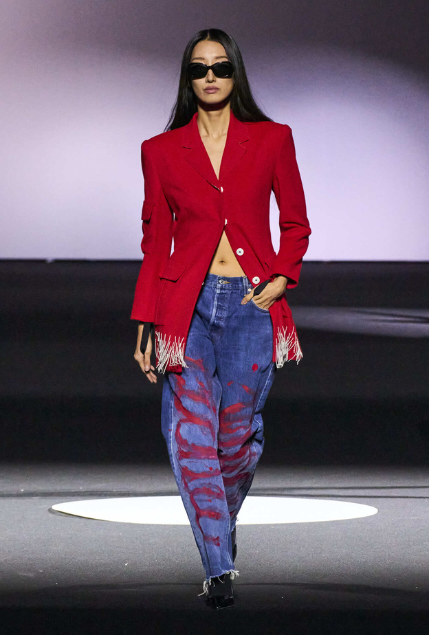 بناطيل الجينز المنقوشة والغريبة