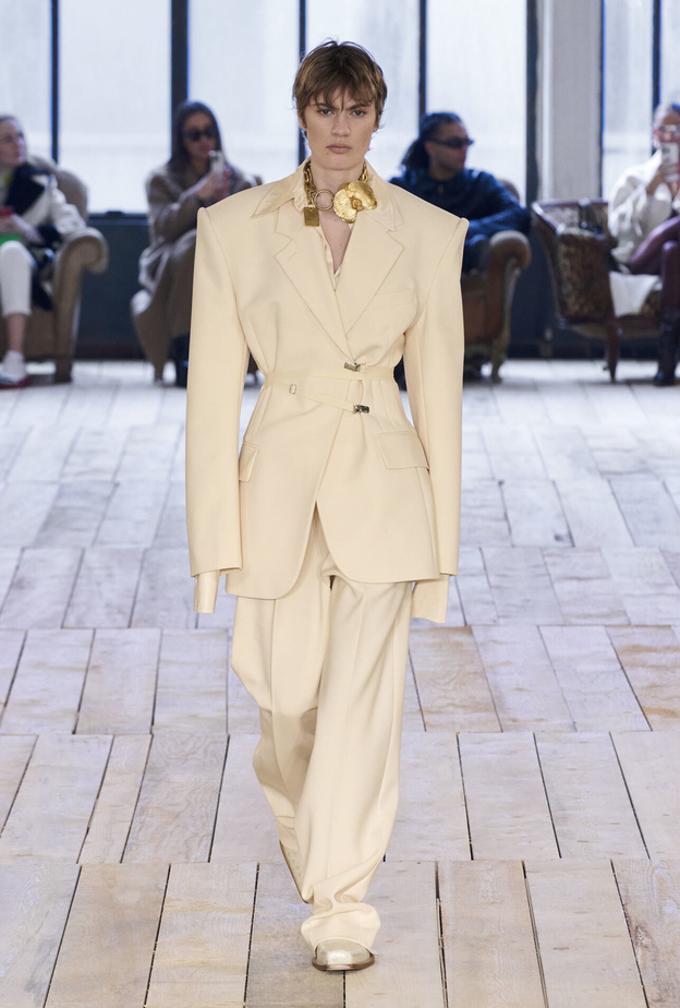 للأناقة والكلاسيكية عنوان واحد في الخريف.. موضة البليزر المزينة بالحزام