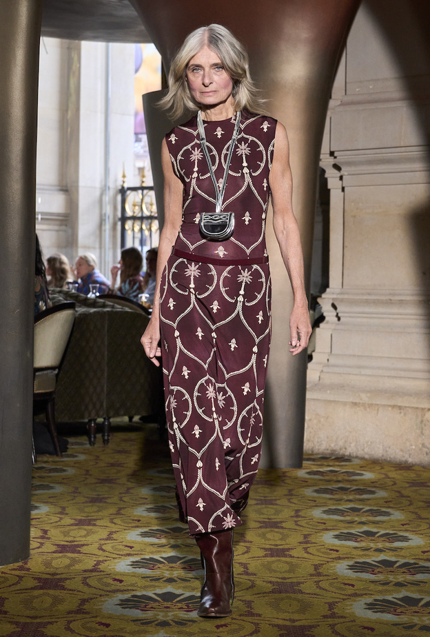 هكذا سمحت موضة اليوم للنساء فوق الخمسين الاحتفال بأناقتهن وجمالهن