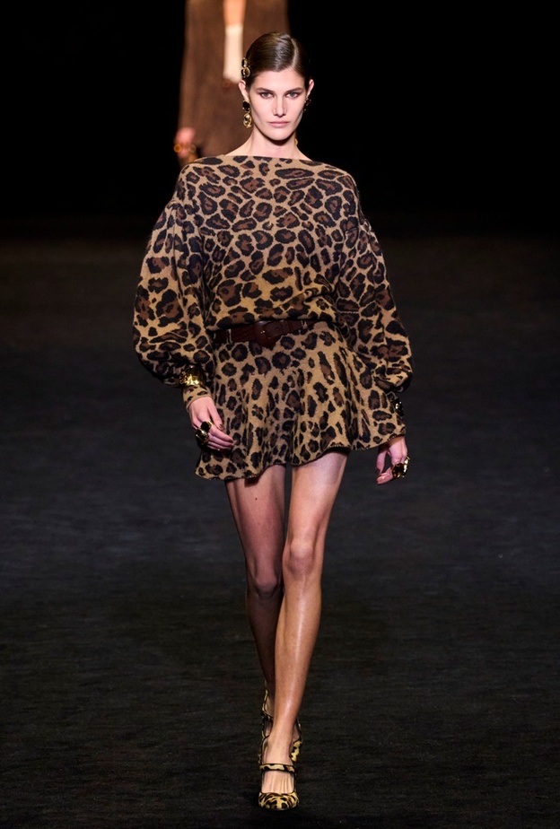 موضة الخريف.. الملابس النسائية تزدان بنقشات الحيوانات