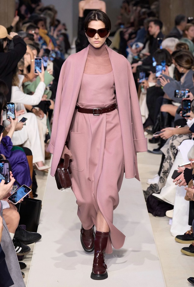 موديلات معاطف خفيفة لإطلالات خريف 2023