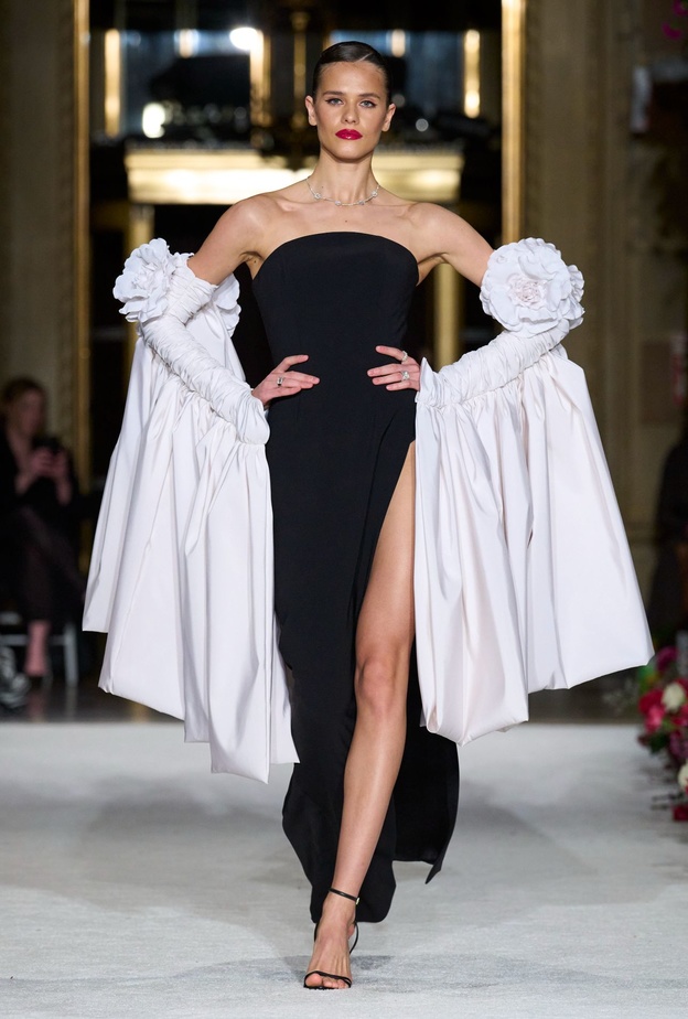 من الأكمام المنفوخة الى المنسدلة والشفافة.. تصاميم جرئية في مجموعات هذا الموسم