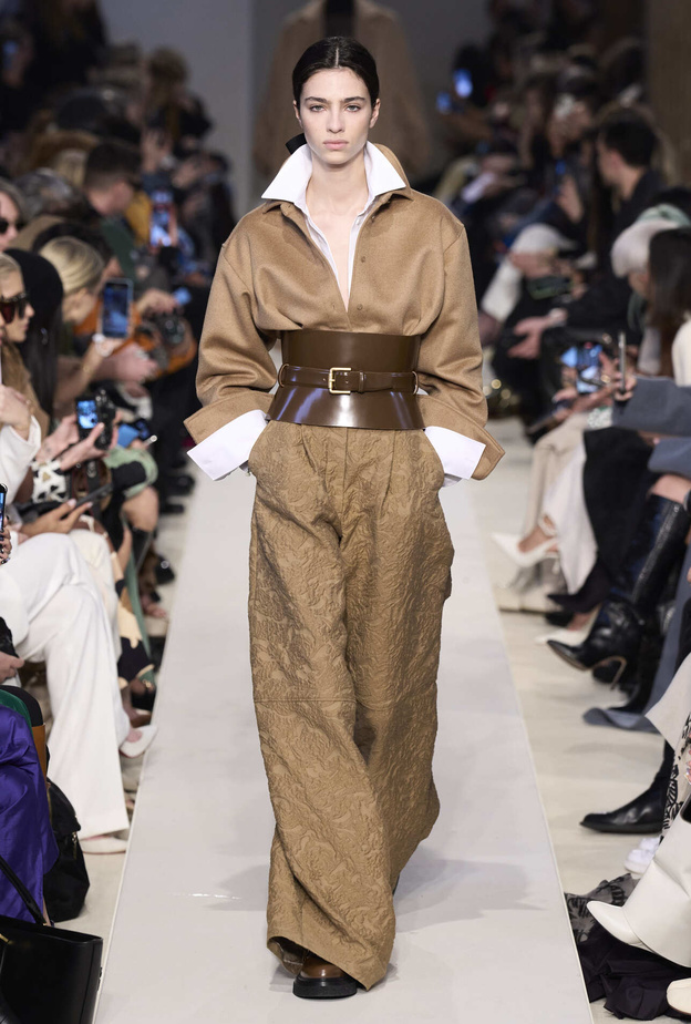 البناطيل الواسعة بألوانها الترابية بدقة في التفاصيل