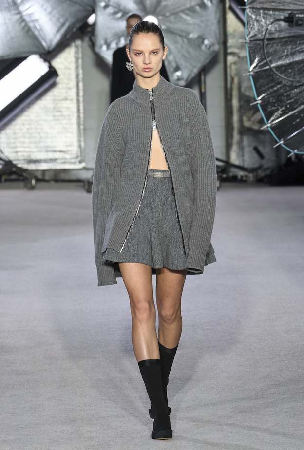 جاكيت الكارديغان خرج من المضمار العسكري ليدخل عالم الموضة النسائية من أوسع أبوابه