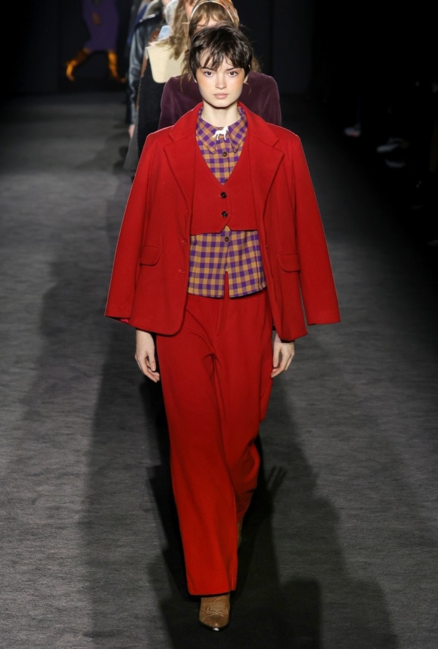 إنه ليس لون الحب فقط.. بل هو بطل الموسم هذا العام