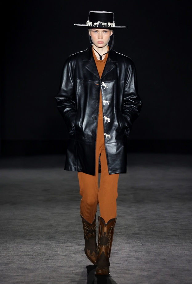 تصاميم جاكيت الجلد تعكس القوة والتمرد منذ القرن العشرين حتى اليوم