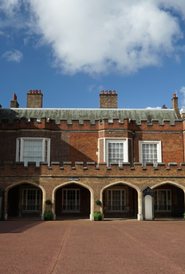 لماذا لم يعد قصر سانت جيمس قصر ملكي رئيسي في لندن؟