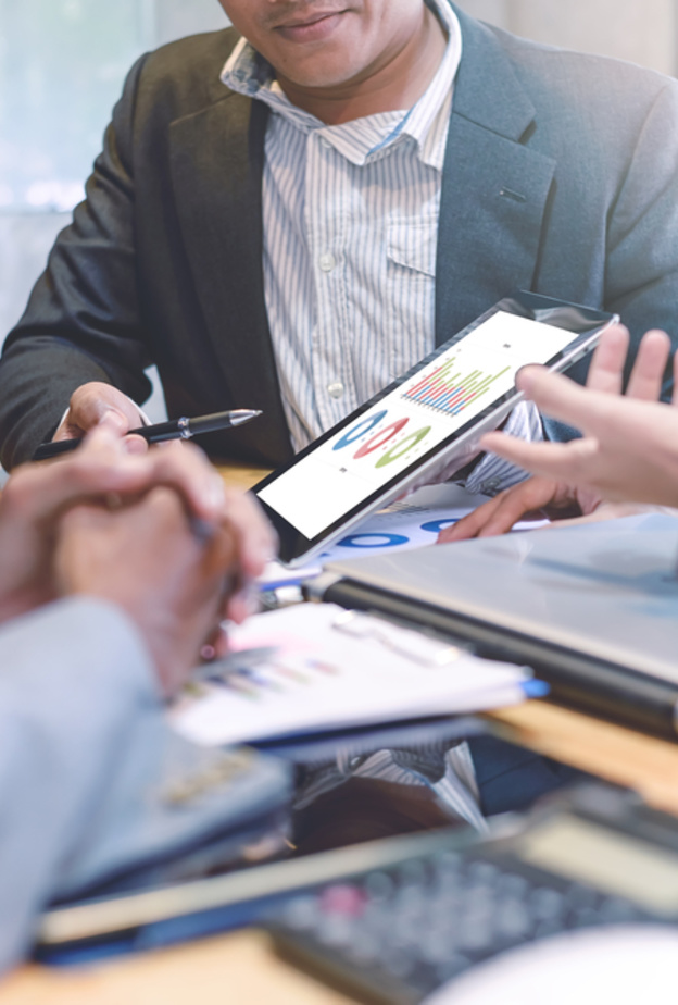 أهم 8 طرق لتحسين أداء العمل بشكل متميز وفعال