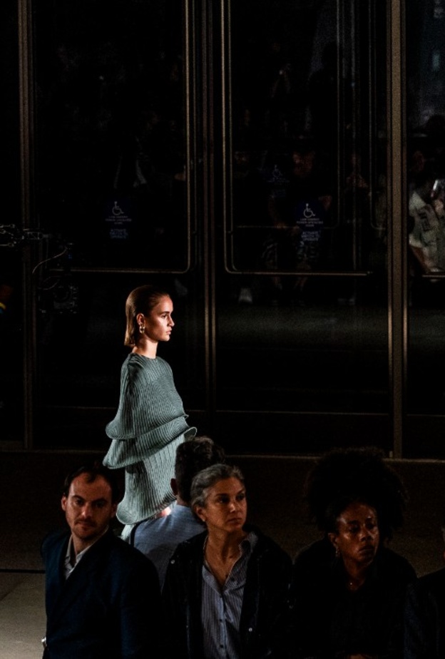 صور ظلية فريدة وبنية تحتية مثيرة للاهتمام… Tory Burch و Roksanda