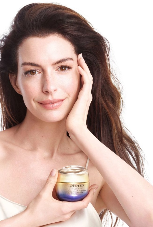  آن هاثواي سفيرة مجموعة Vital Perfection من Shiseido وهذه التفاصيل