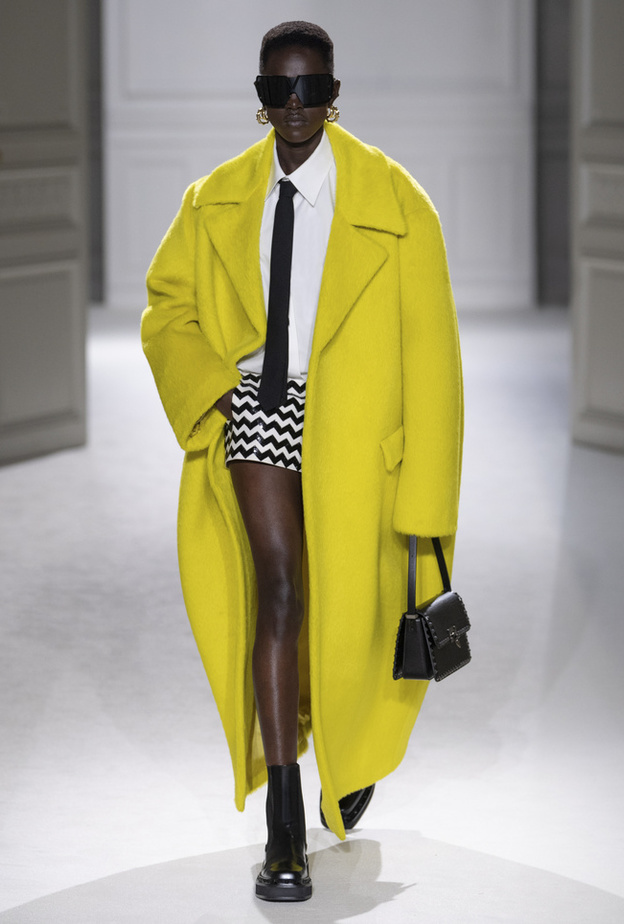 إطلالة من Valentino