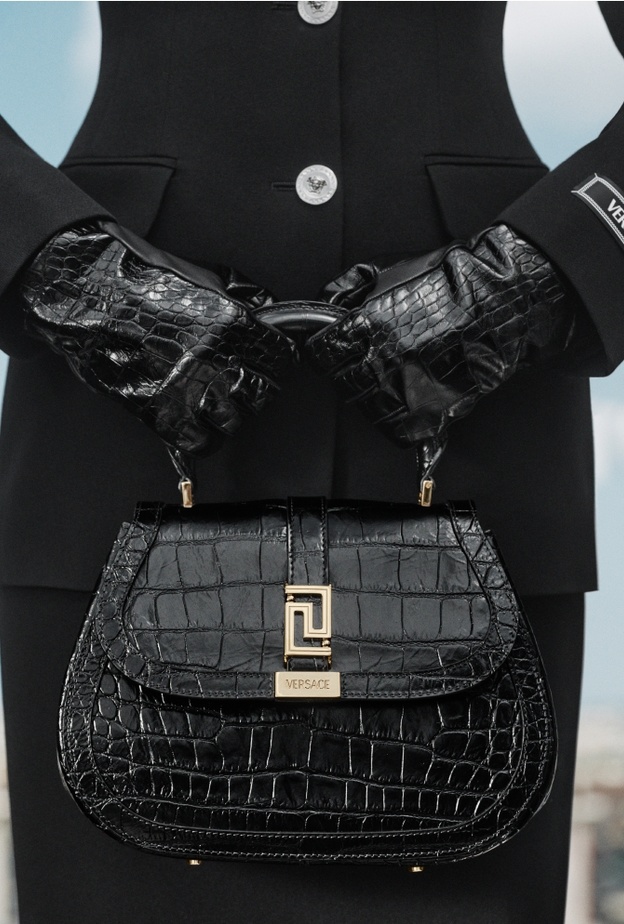 دار  Versace تطرح حقيبة Greca Goddess Top Handle الجديدة