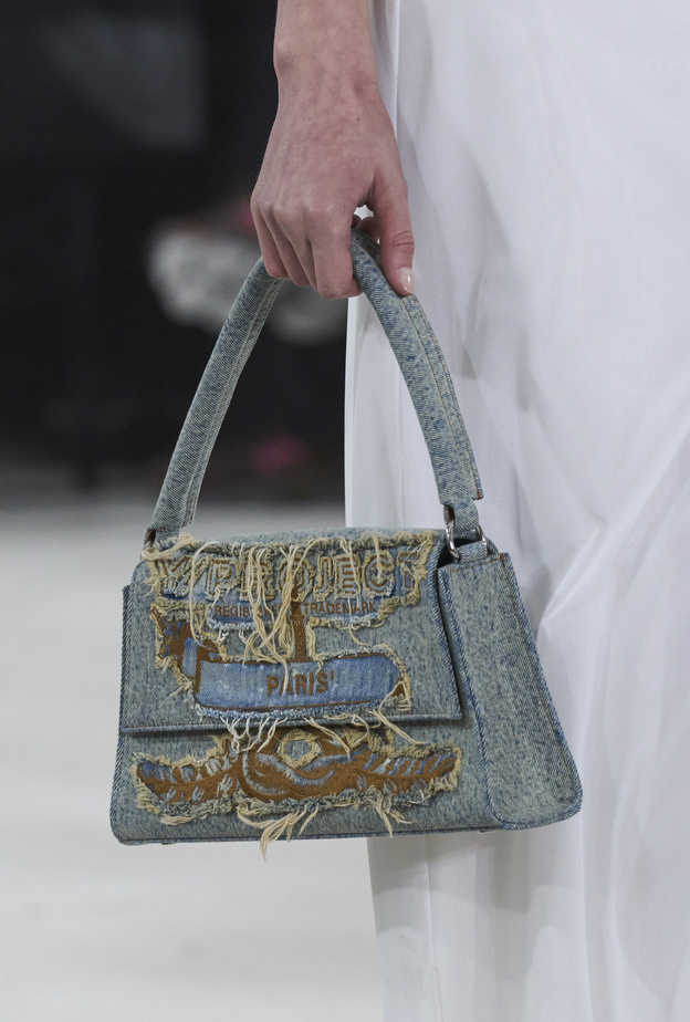 حقائب الجينز الكاجوال إختيارك الأساسي في إطلالات الخريف