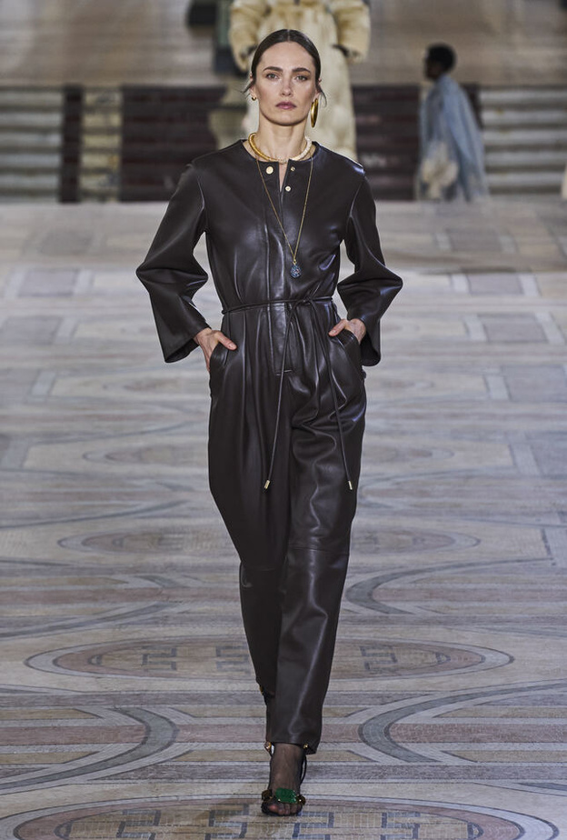 الجلد موضة خريف 2023.. تعرفي على أبرز التصاميم وأحدث التنسيقات