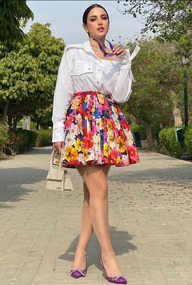  الإطلالات المطبعة بالورود اختيار مثالي يمكنك اعتماده في وداع الصيف على طريقة النجمات