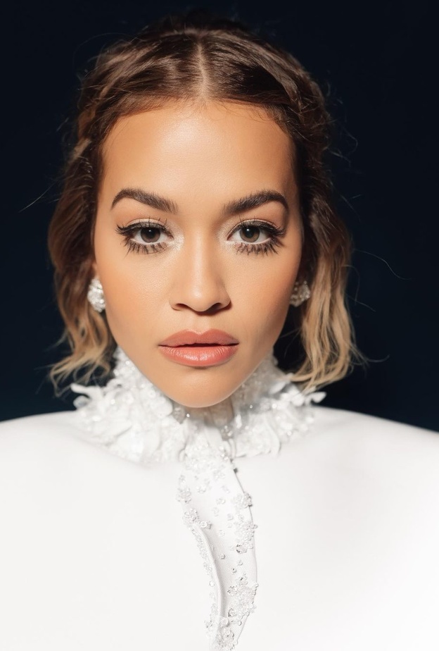 الأهداب الاصطناعية وحيل الحصول على تأثير "كونتورينغ الرموش" موضة خريف 2023