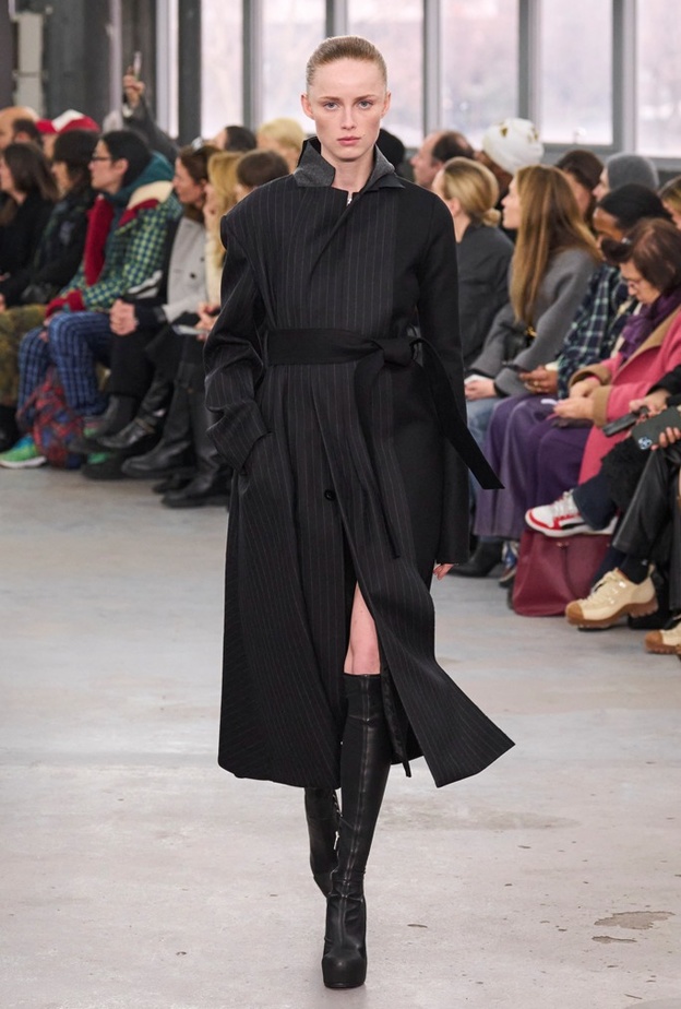 البوت فوق الركبة يتربع على عرش إطلالات خريف 2023