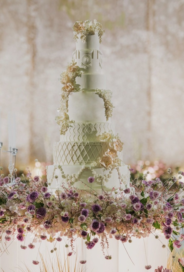 تصاميم كعك الزفاف وأفكار للحلويات الفاخرة في موسم 2023-2024