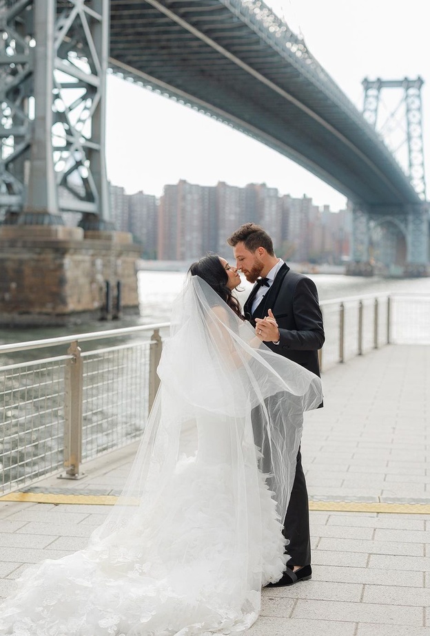 محمود حجازي مع عروسته في يوم زفافهما