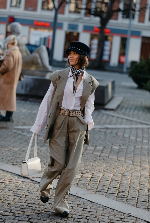  استعيني بالقميص الأبيض أو الملون لتنسيق إطلالتك