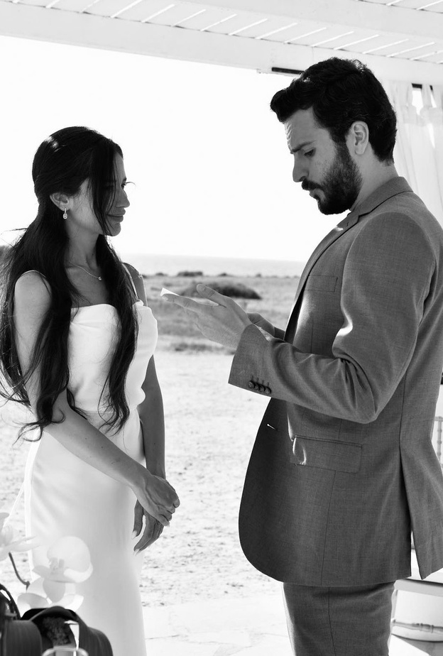 احدى الصور التي نشرها  مهند الحمدي معلنا عقد قرانه