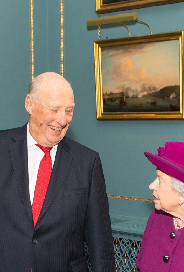 لهذا السبب اضطرت الملكة الراحلة إليزابيث الثانية للاعتذار لملك النرويج خلال مقابلة جمعت بينهما في الستينيات