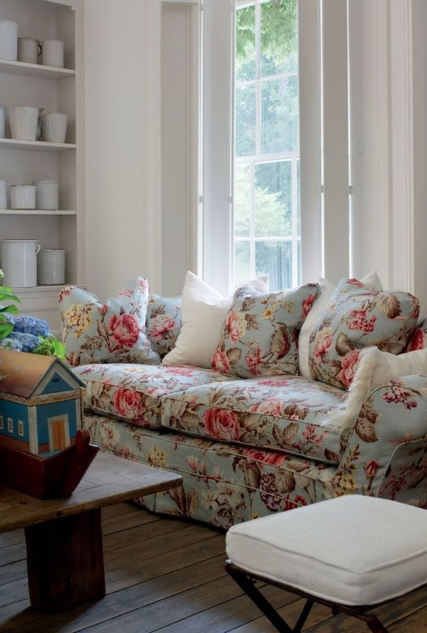 اختاري لون الأريكة بناء على لوحة ألوان الجدران وبقية قطع الأثاث