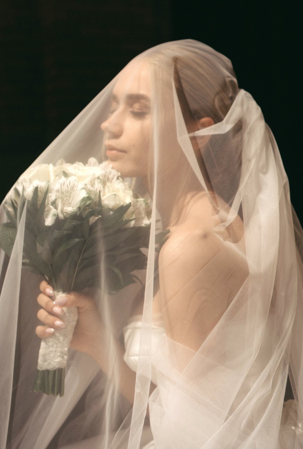 باقة زهور بالأبيض والأخضر