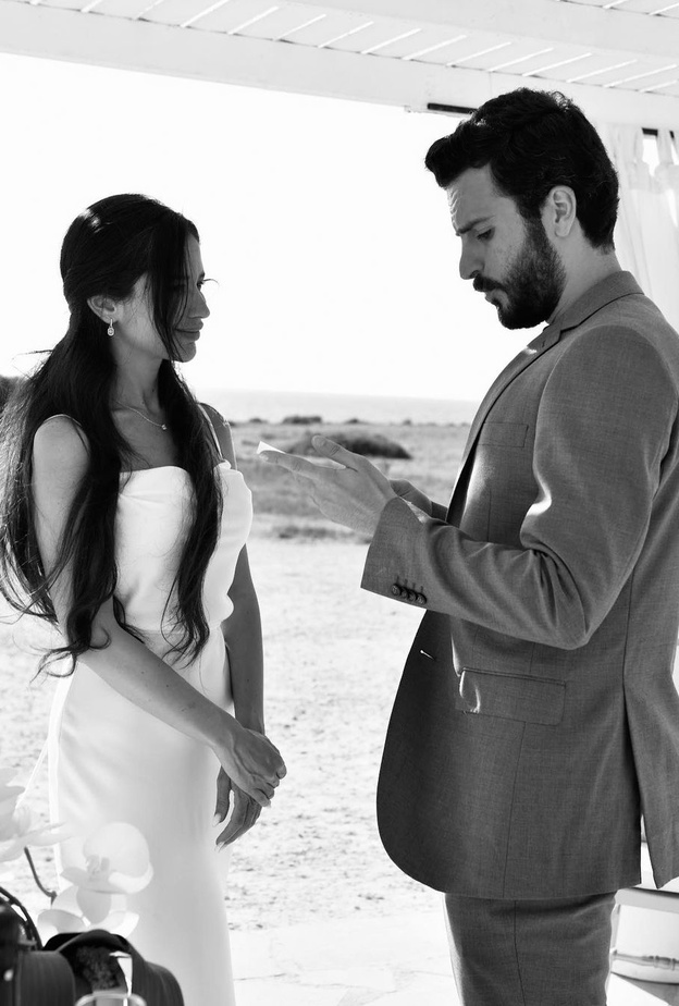 احدى الصور التي نشرها  مهند الحمدي معلنا عقد قرانه