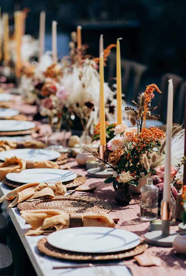 استخدمي أوراق الشجر الخريفية الملونة في ديكور حفل زفافك الخريفي