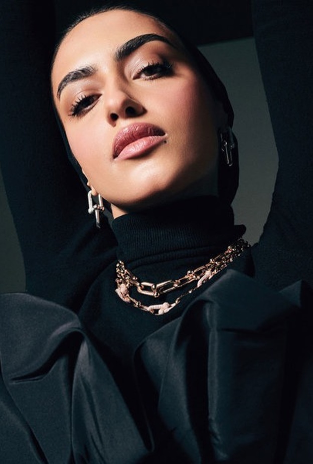 استلهمي إطلالتكِ من تنسيقات مجوهرات يارا النملة إحدى المشاركات بمؤتمر هي هب