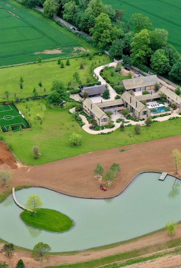 اشتريا الزوجان فيكتوريا وديفيد بيكهام العقار بمبلغ 6.15 مليون جنيه إسترليني في ديسمبر 2016