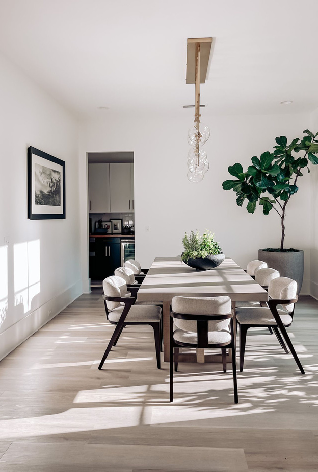 الإنارة الطبيعية تبرز أناقة وفخامة الديكور minimalist لغرفة الطعام