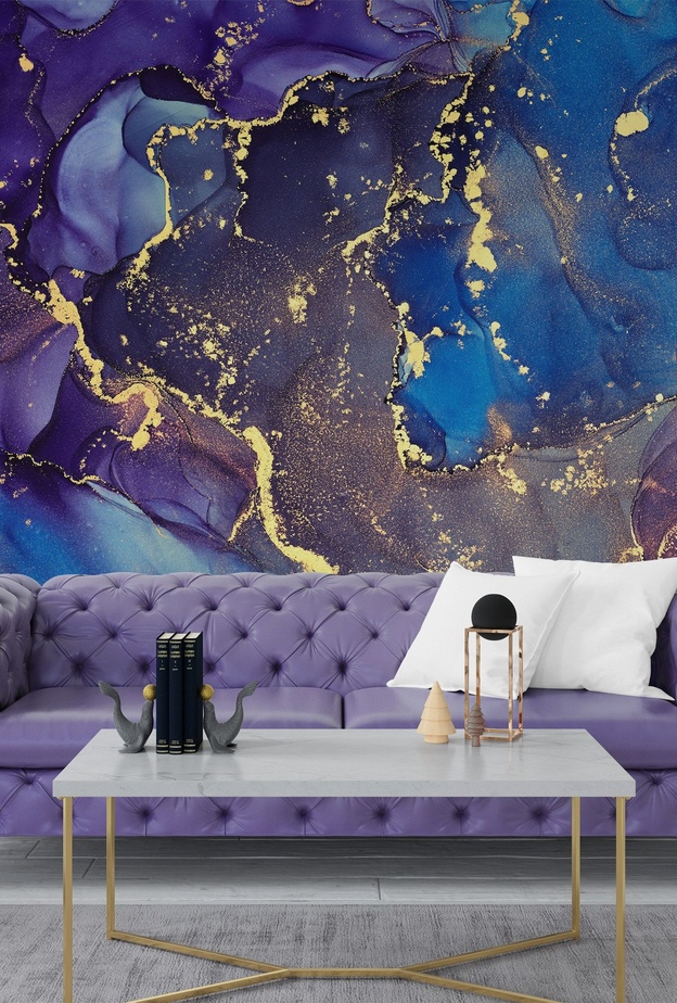 الذهبي البراق يليق بالبنفسجي في غرف المعيشة الفخمة