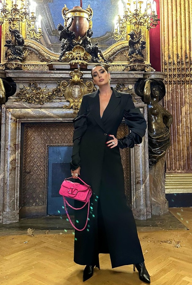 النجمة غادة عبد الرازق بعد نجاح مسلسلها حدث بالفعل.. كيف تٌزيّن إطلالاتها بالمجوهرات البّراقة؟