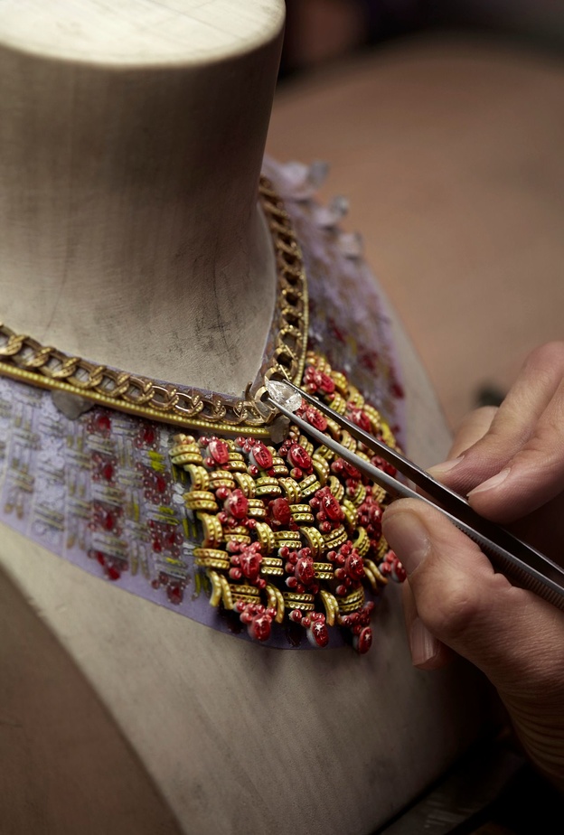 مجوهرات Tweed de Chanel تحتفي برموز شانيل وقماش التويد الساحر