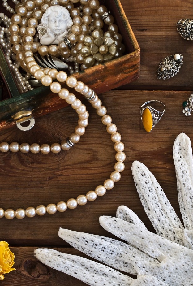 تستطيع المرأة إعادة تصميم مجوهراتها بشكل جديد