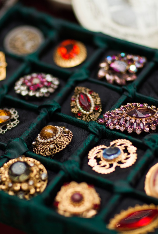تشكّل مجوهرات الفينتاج والأنتيك لقاء بين الماضي والحاضر