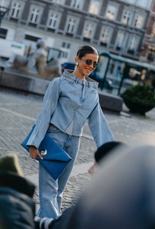 تنسيق القميص الجينز من إطلالات التسريت ستايل