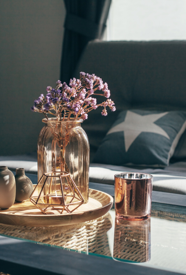 توفر الصواني المزخرفة ترتيب وبنية للديكورات وعناصر التزيين الأصغر