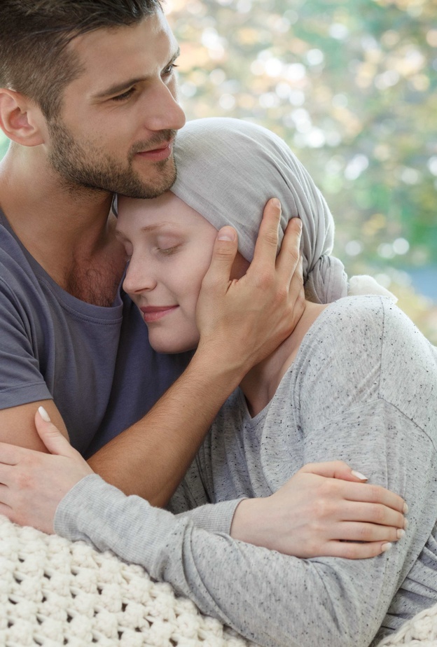 حضورك الدائم مع زوجتك مريضة سرطان الثدي يحسن من نفسيتها في مواجهة المرض