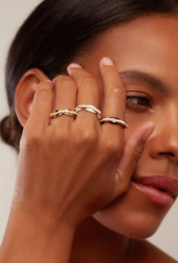 طُرق آمنة لتنظيف قطع المجوهرات في المنزل