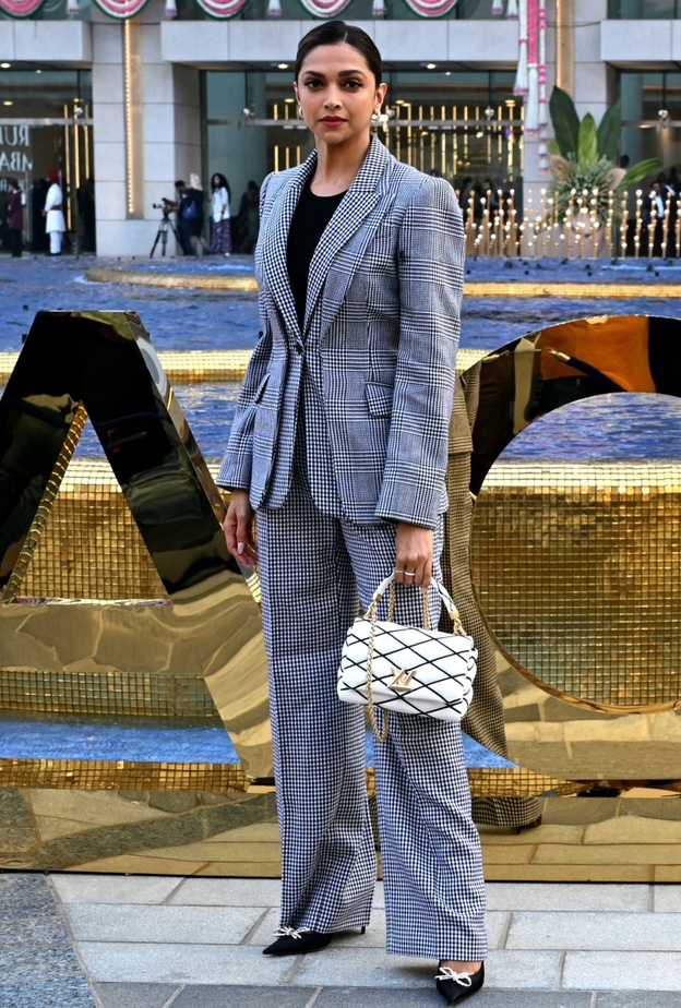 إطلالات نجمات بوليوود النهارية بعيدا عن الفساتين ..اختيارات عصرية وأنيقة